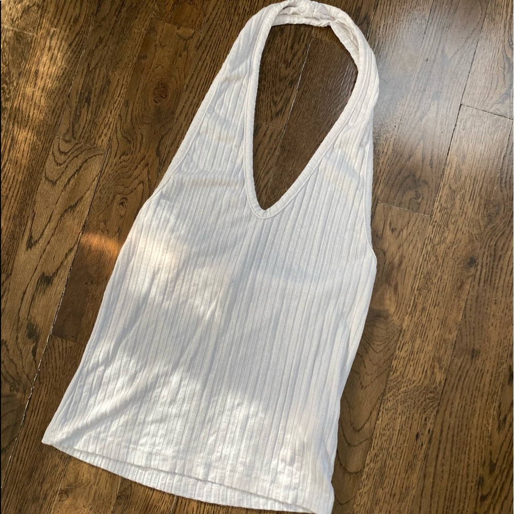 White halter crop